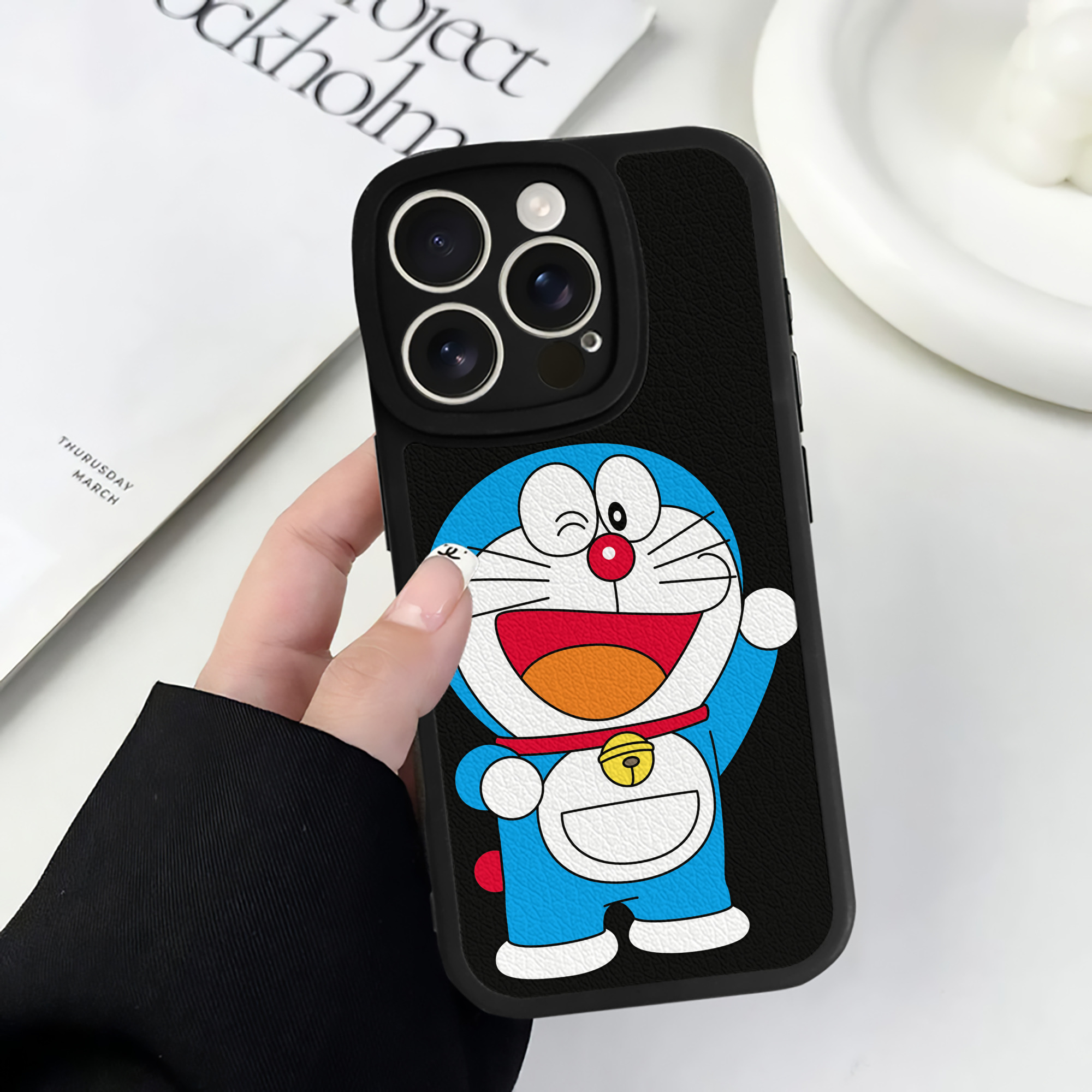 （画像用） ドラえもん Doraemon 【iPhone 16シリーズ対応】シリコンスマホケース（レザー調） 材質：シリコン